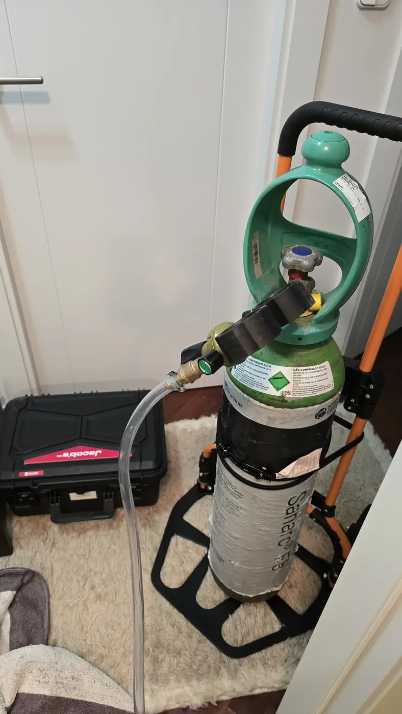 Botella de gas traza de hidrógeno y nitrógeno con manorreductor y maletín del equipo de detección de fugas en una vivienda de A Coruña