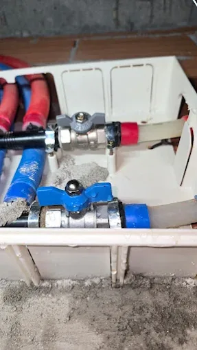 Arqueta con válvulas de corte de agua instaladas por técnico de fontanería en A Coruña