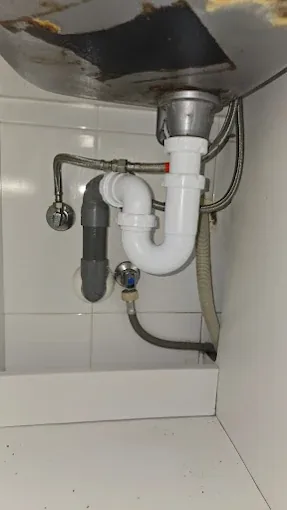 Sifón y desagüe bajo lavabo instalados por técnico fontanero en A Coruña