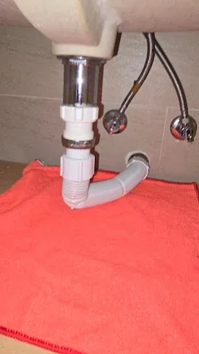 Codo de sifón con fuga reparado por técnico de fontanería en A Coruña