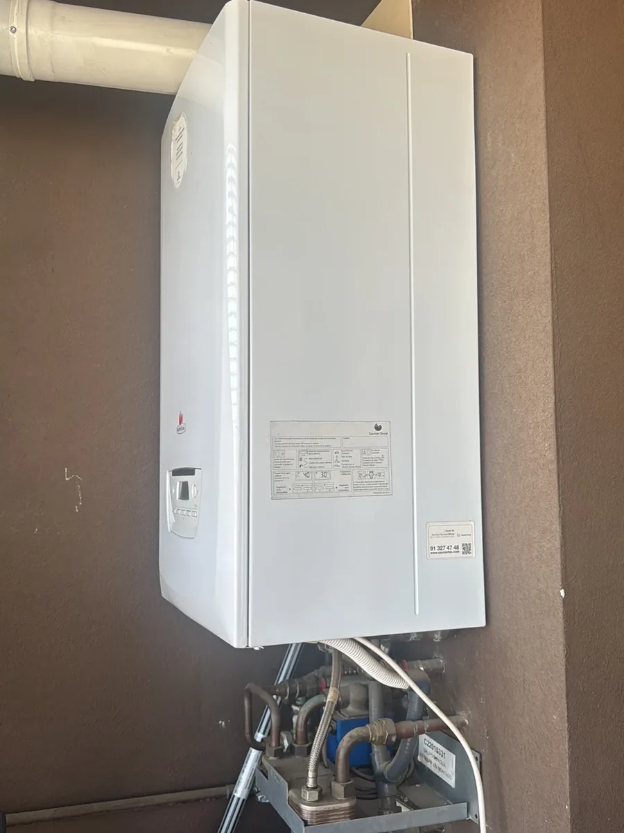 Calentador de gas Saunier Duval instalado en pared con conexiones vistas en A Coruña