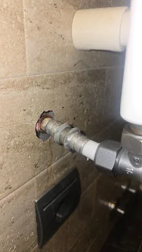 Tubería empotrada en pared con conexión reparada por fontanero en A Coruña