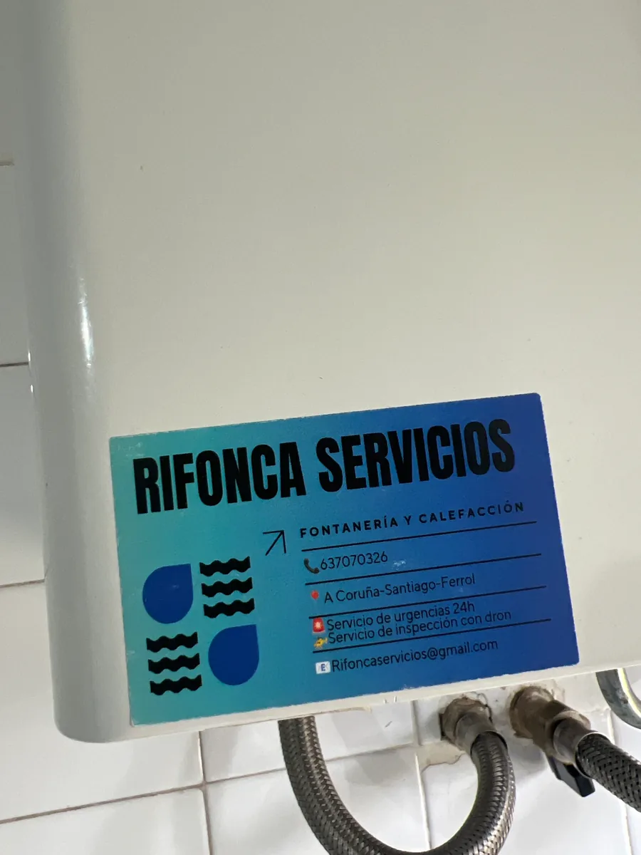 Termo eléctrico instalado por Rifonca Servicios con tarjeta identificativa en A Coruña